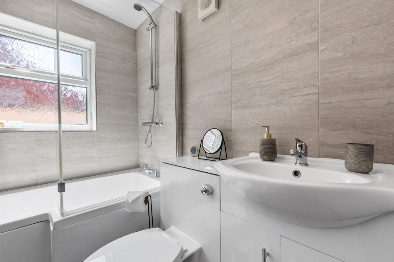 Nuneaton - Ideal 3 Bedroom, Wi-Fi Parking, Sleeps 6 - Jrr Stays 외부 사진